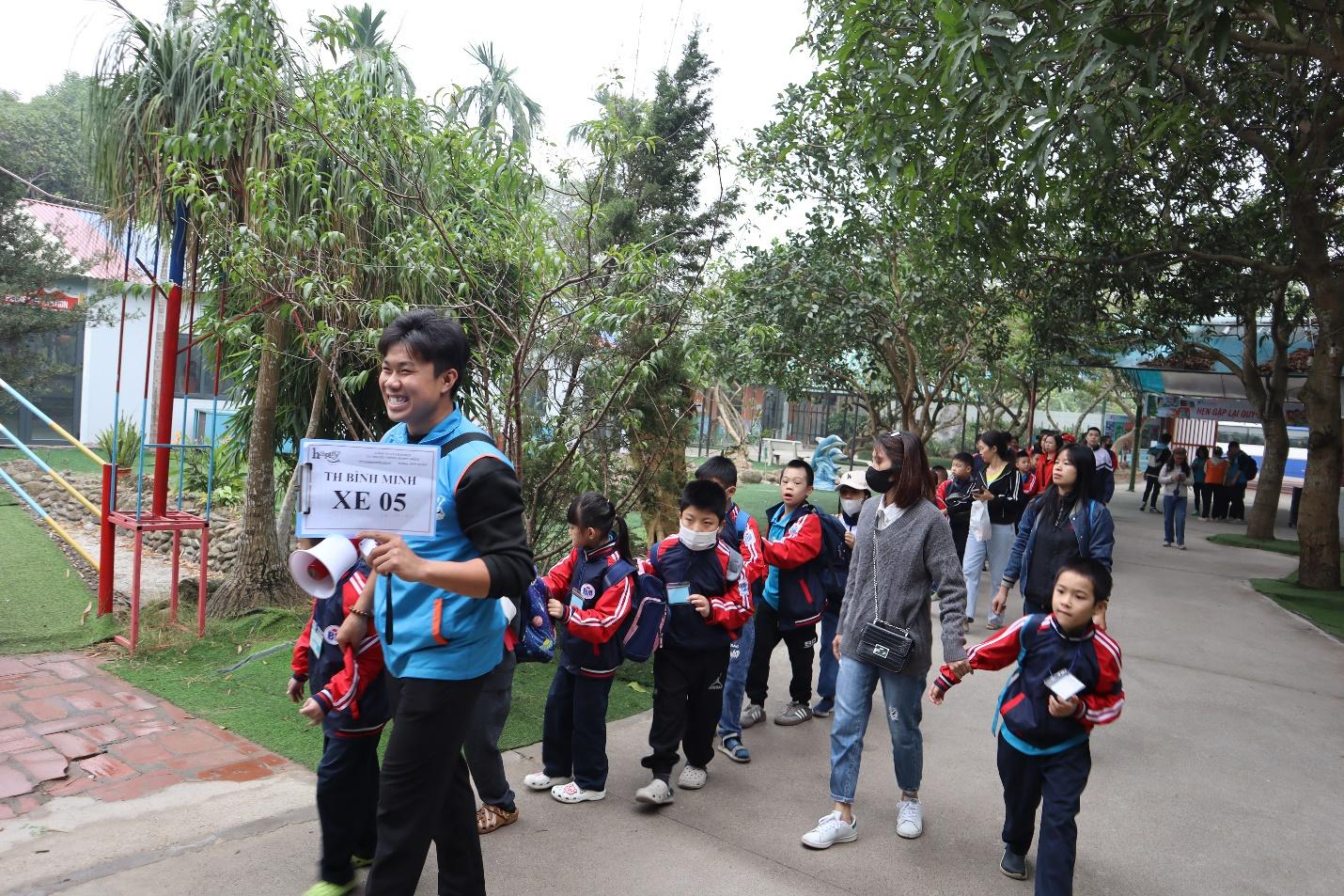 CHUYẾN THAM QUAN, TRẢI NGHIỆM THỰC TẾ ĐẦY LÝ THÚ VÀ BỔ ÍCH CỦA HỌC SINH TRƯỜNG TIỂU HỌC BÌNH MINH TẠI CÔNG VIÊN CẦU VỒNG – LONG BIÊN – HÀ NỘI 1