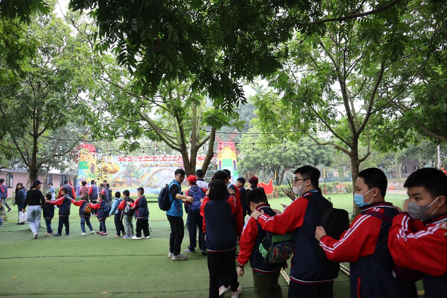 CHUYẾN THAM QUAN, TRẢI NGHIỆM THỰC TẾ ĐẦY LÝ THÚ VÀ BỔ ÍCH CỦA HỌC SINH TRƯỜNG TIỂU HỌC BÌNH MINH TẠI CÔNG VIÊN CẦU VỒNG – LONG BIÊN – HÀ NỘI 2