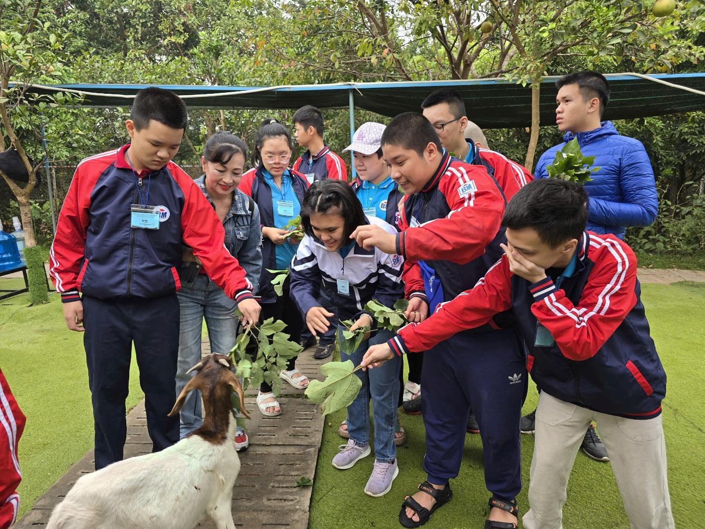 CHUYẾN THAM QUAN, TRẢI NGHIỆM THỰC TẾ ĐẦY LÝ THÚ VÀ BỔ ÍCH CỦA HỌC SINH TRƯỜNG TIỂU HỌC BÌNH MINH TẠI CÔNG VIÊN CẦU VỒNG – LONG BIÊN – HÀ NỘI 5