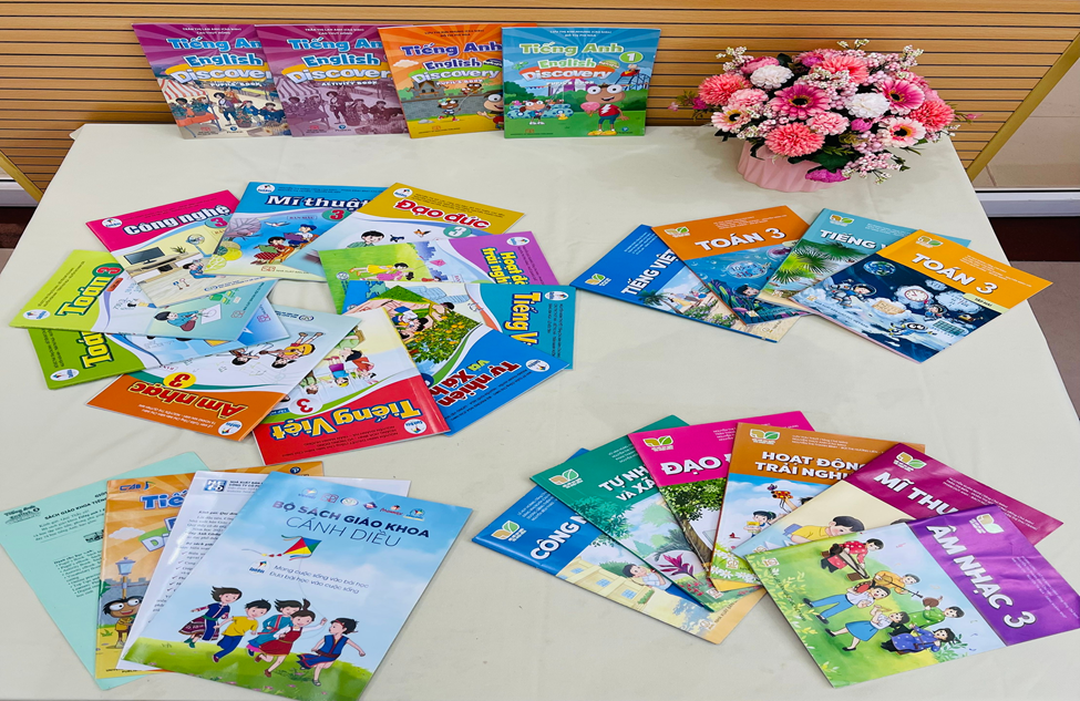 Giáo viên trường Tiểu học Bình Minh với tâm thế sẵn sàng chuẩn bị cho chương trình thay sách giáo khoa lớp 3 trong năm học 2022 - 2023.  1