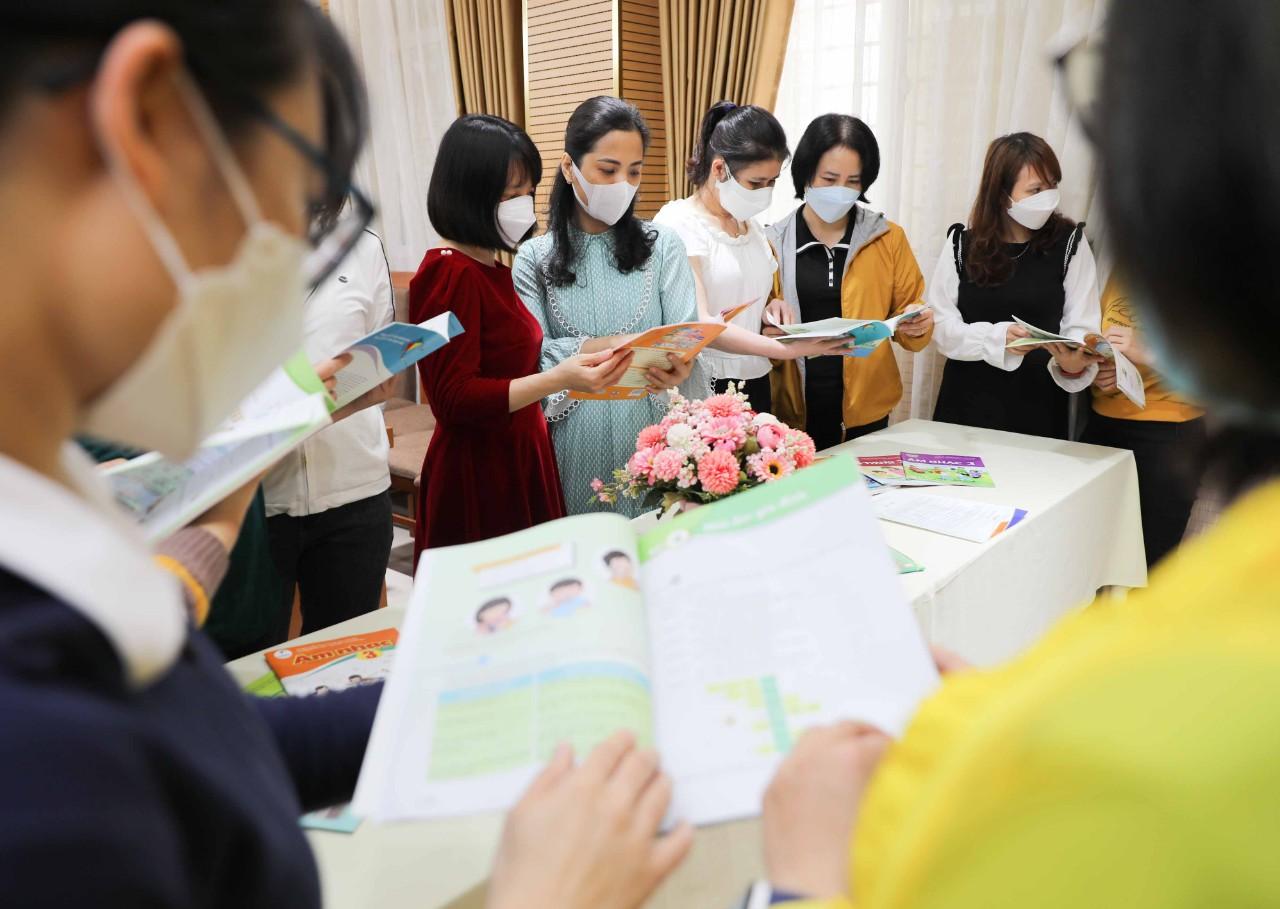 Giáo viên trường Tiểu học Bình Minh với tâm thế sẵn sàng chuẩn bị cho chương trình thay sách giáo khoa lớp 3 trong năm học 2022 - 2023.  4