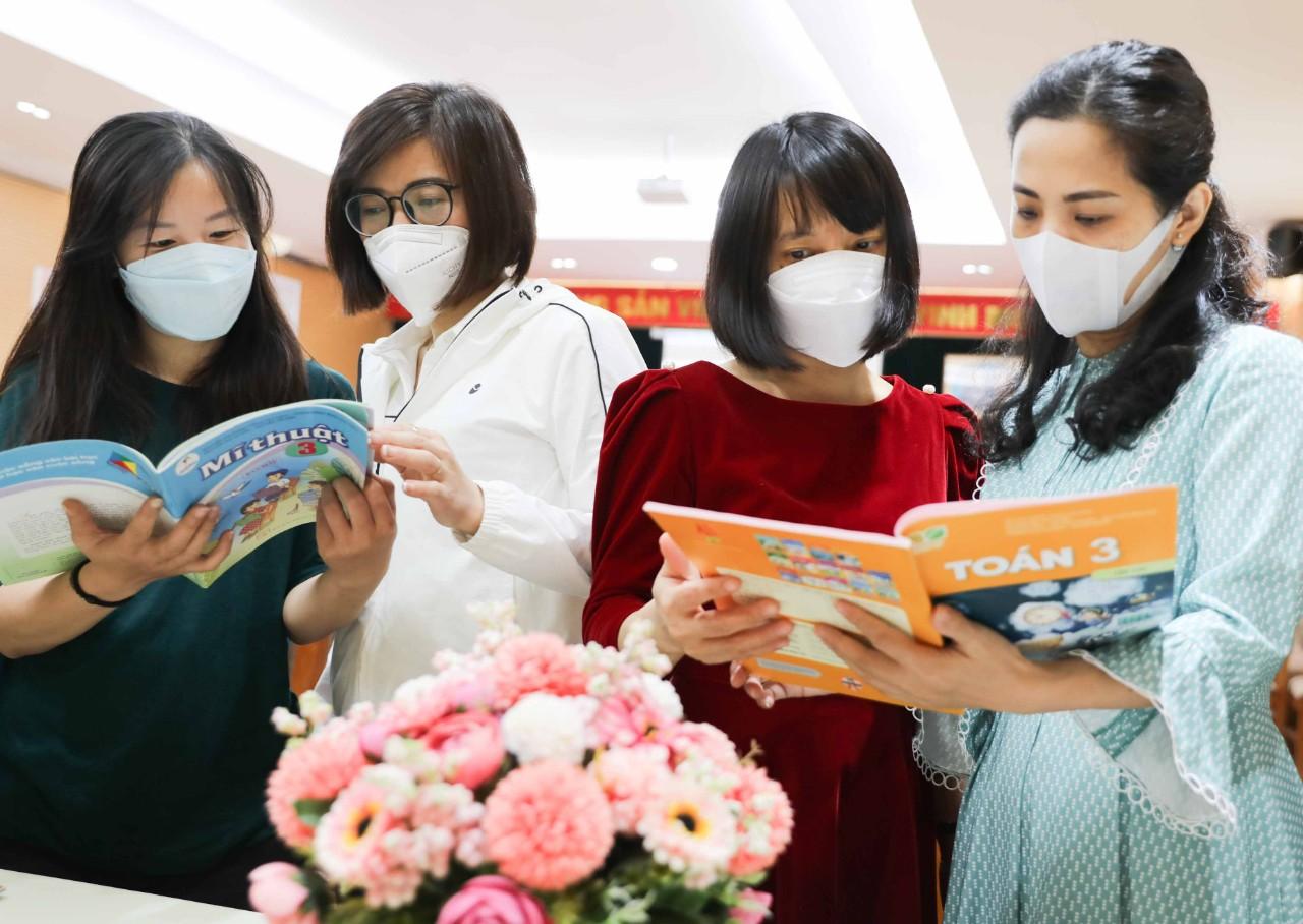 Giáo viên trường Tiểu học Bình Minh với tâm thế sẵn sàng chuẩn bị cho chương trình thay sách giáo khoa lớp 3 trong năm học 2022 - 2023.  5