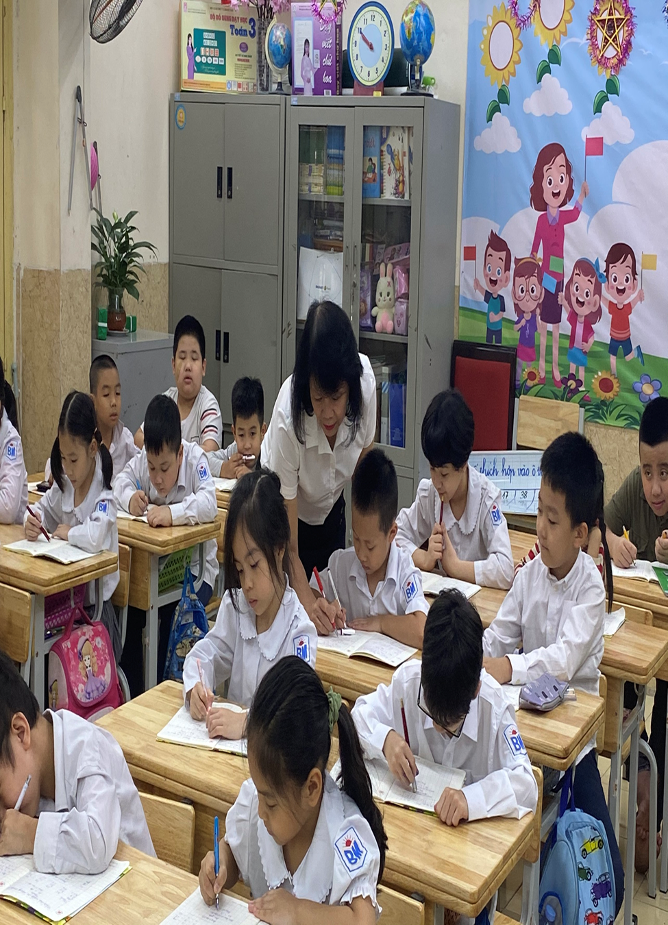 Hoạt động chào mừng Ngày Nhà giáo Việt Nam 20-11 của thầy trò trường Tiểu học Bình Minh 5