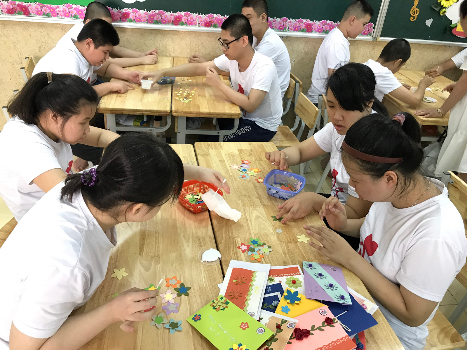 Hoạt động chào mừng Ngày Nhà giáo Việt Nam 20/11 của  Thầy và trò trường Tiểu học Bình Minh 6