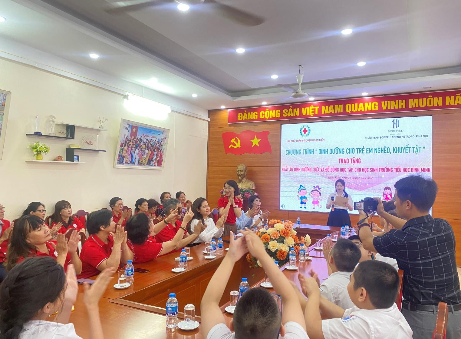HỌC SINH BÌNH MINH NHẬN TÀI TRỢ TỪ HỘI CHỮ THẬP ĐỎ QUẬN HOÀN KIẾM VÀ KHÁCH SẠN METROPOLE HÀ NỘI. 1