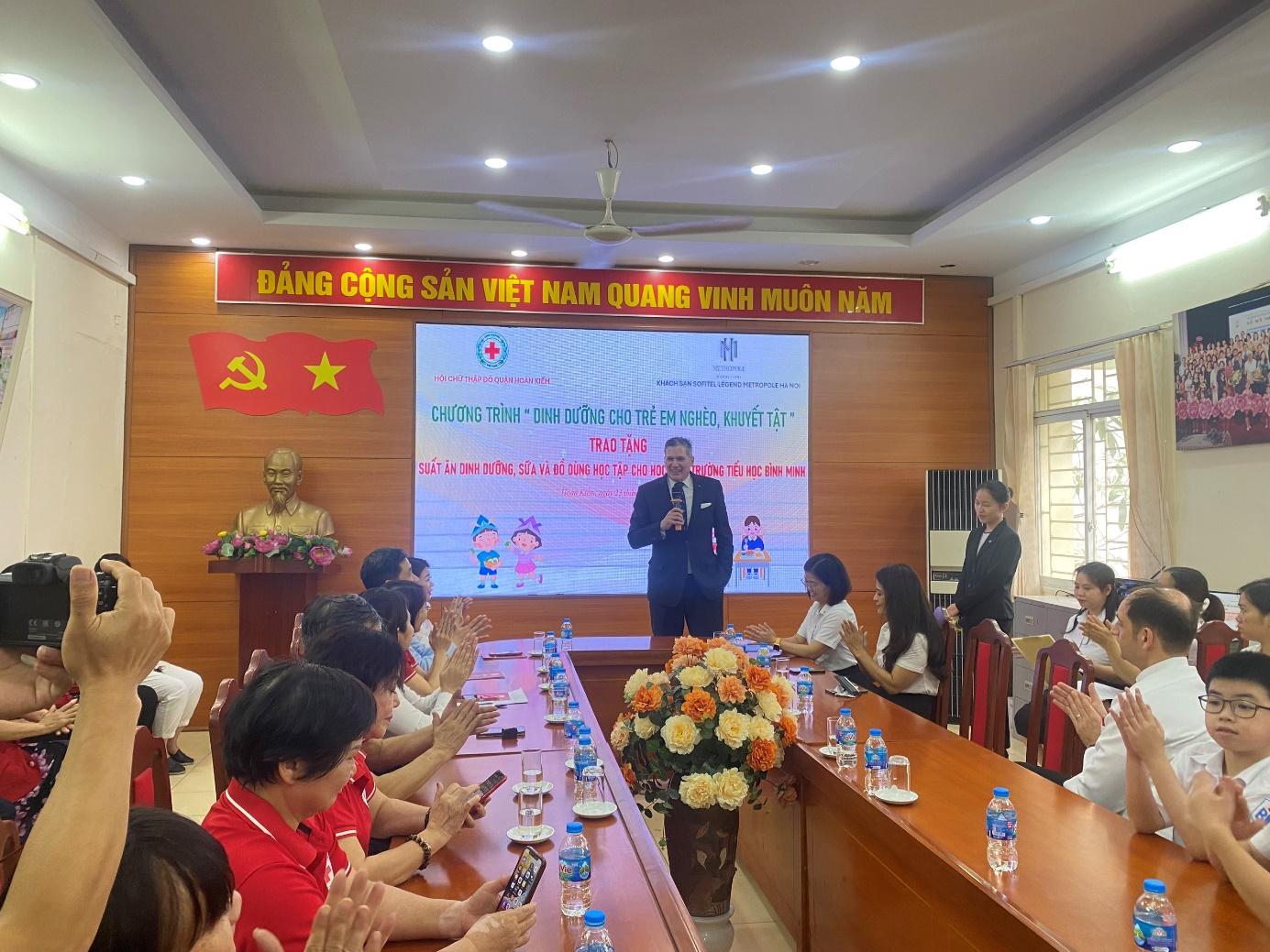 HỌC SINH BÌNH MINH NHẬN TÀI TRỢ TỪ HỘI CHỮ THẬP ĐỎ QUẬN HOÀN KIẾM VÀ KHÁCH SẠN METROPOLE HÀ NỘI. 3