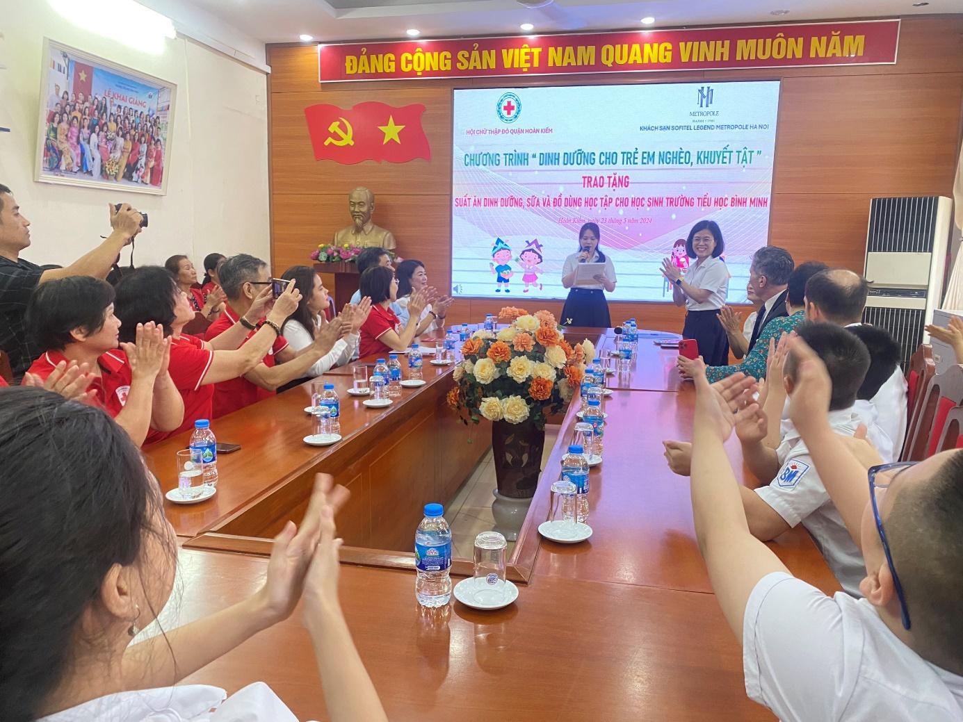 HỌC SINH BÌNH MINH NHẬN TÀI TRỢ TỪ HỘI CHỮ THẬP ĐỎ QUẬN HOÀN KIẾM VÀ KHÁCH SẠN METROPOLE HÀ NỘI. 4