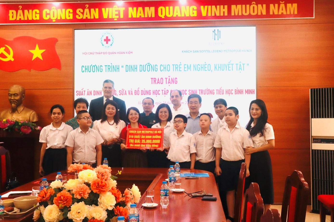 HỌC SINH BÌNH MINH NHẬN TÀI TRỢ TỪ HỘI CHỮ THẬP ĐỎ QUẬN HOÀN KIẾM VÀ KHÁCH SẠN METROPOLE HÀ NỘI. 5