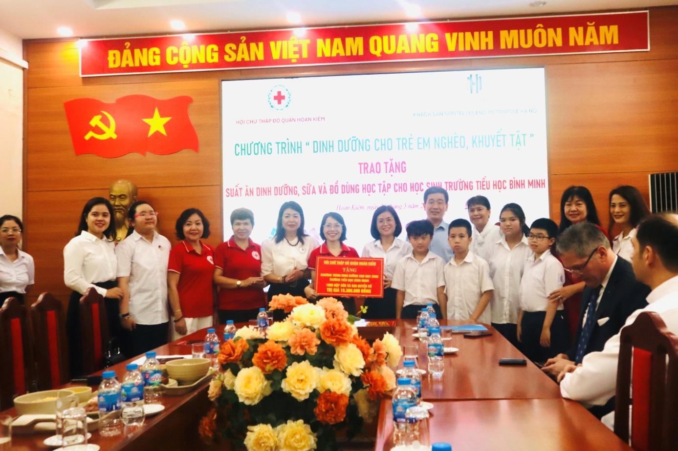 HỌC SINH BÌNH MINH NHẬN TÀI TRỢ TỪ HỘI CHỮ THẬP ĐỎ QUẬN HOÀN KIẾM VÀ KHÁCH SẠN METROPOLE HÀ NỘI. 6