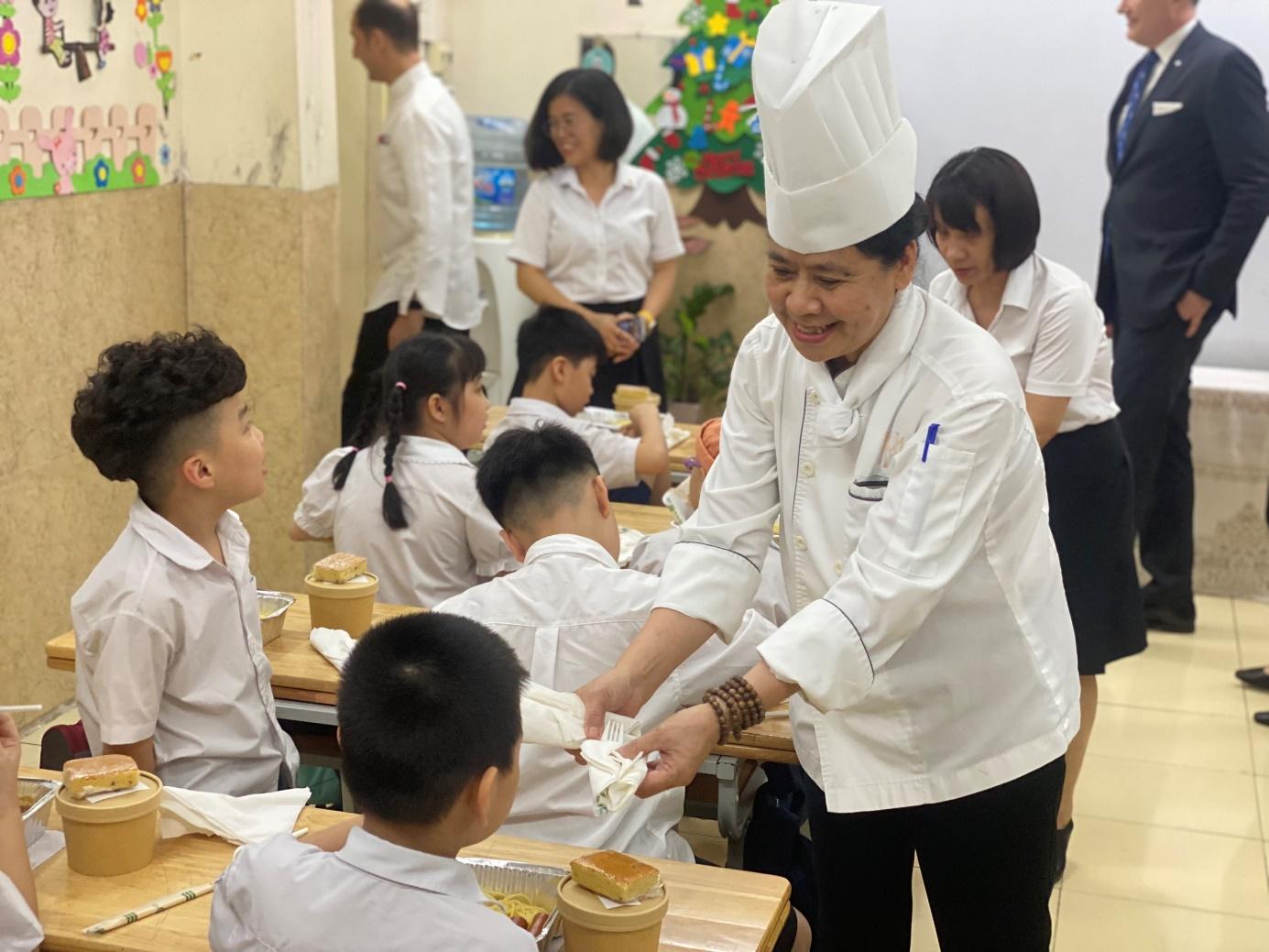 HỌC SINH BÌNH MINH NHẬN TÀI TRỢ TỪ HỘI CHỮ THẬP ĐỎ QUẬN HOÀN KIẾM VÀ KHÁCH SẠN METROPOLE HÀ NỘI. 8