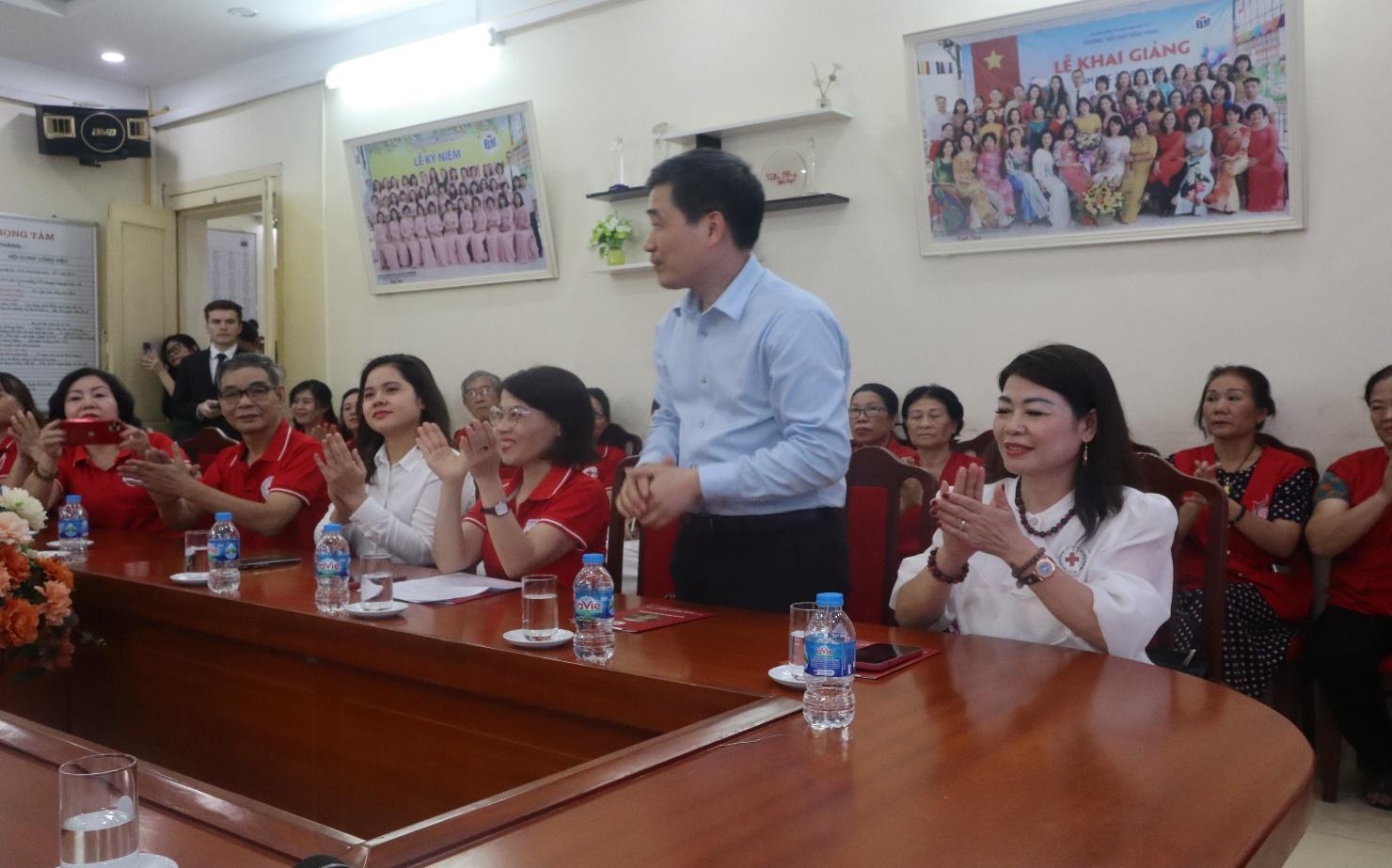 HỌC SINH BÌNH MINH NHẬN TÀI TRỢ TỪ HỘI CHỮ THẬP ĐỎ QUẬN HOÀN KIẾM VÀ KHÁCH SẠN METROPOLE HÀ NỘI.