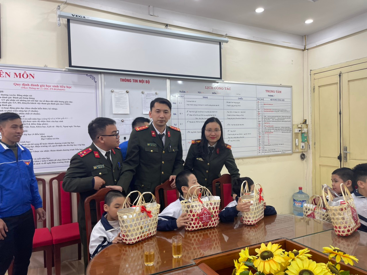 Hội Phụ nữ Thanh Tra CATP tặng quà cho các em có hoàn cảnh khó khăn tại trường Tiểu học Bình Minh 1