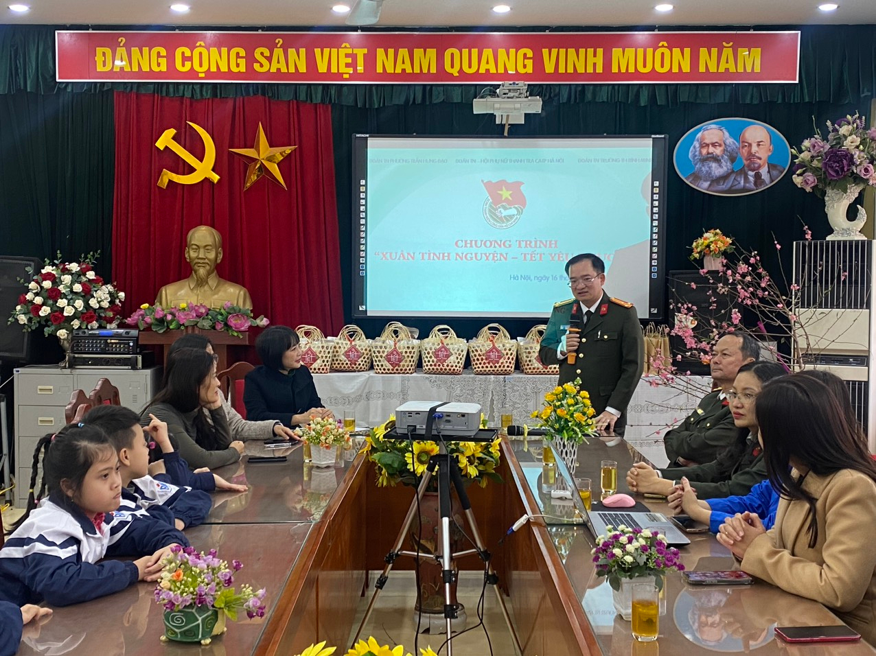 Hội Phụ nữ Thanh Tra CATP tặng quà cho các em có hoàn cảnh khó khăn tại trường Tiểu học Bình Minh 2