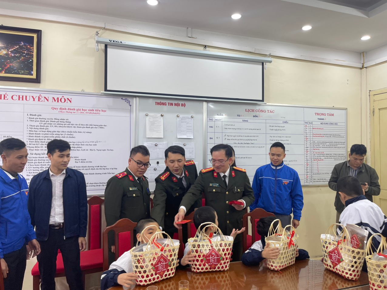 Hội Phụ nữ Thanh Tra CATP tặng quà cho các em có hoàn cảnh khó khăn tại trường Tiểu học Bình Minh