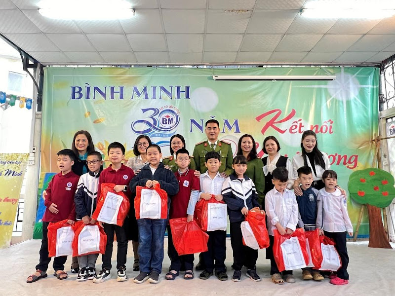 HỘI VUI NGÀY QUỐC TẾ NGƯỜI KHUYẾT TẬT TẠI TRƯỜNG TIỂU HỌC BÌNH MINH. 3