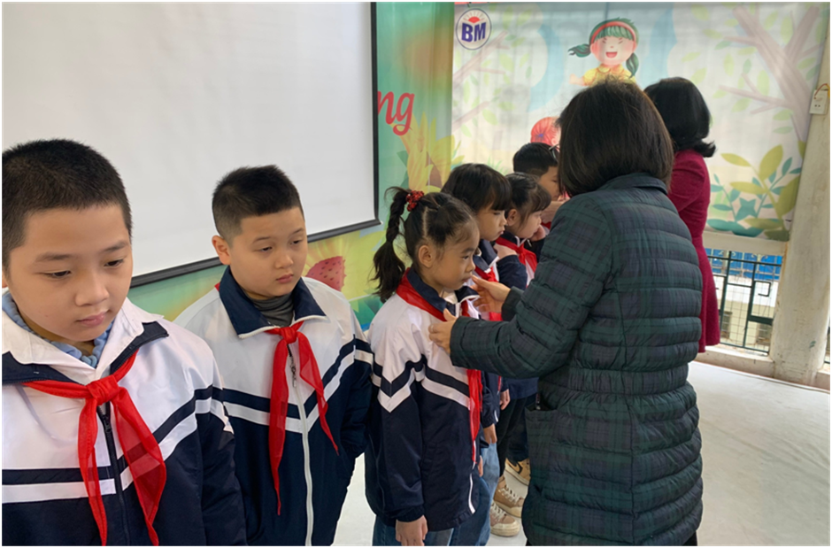 KHĂN QUÀNG THẮM VAI EM 1