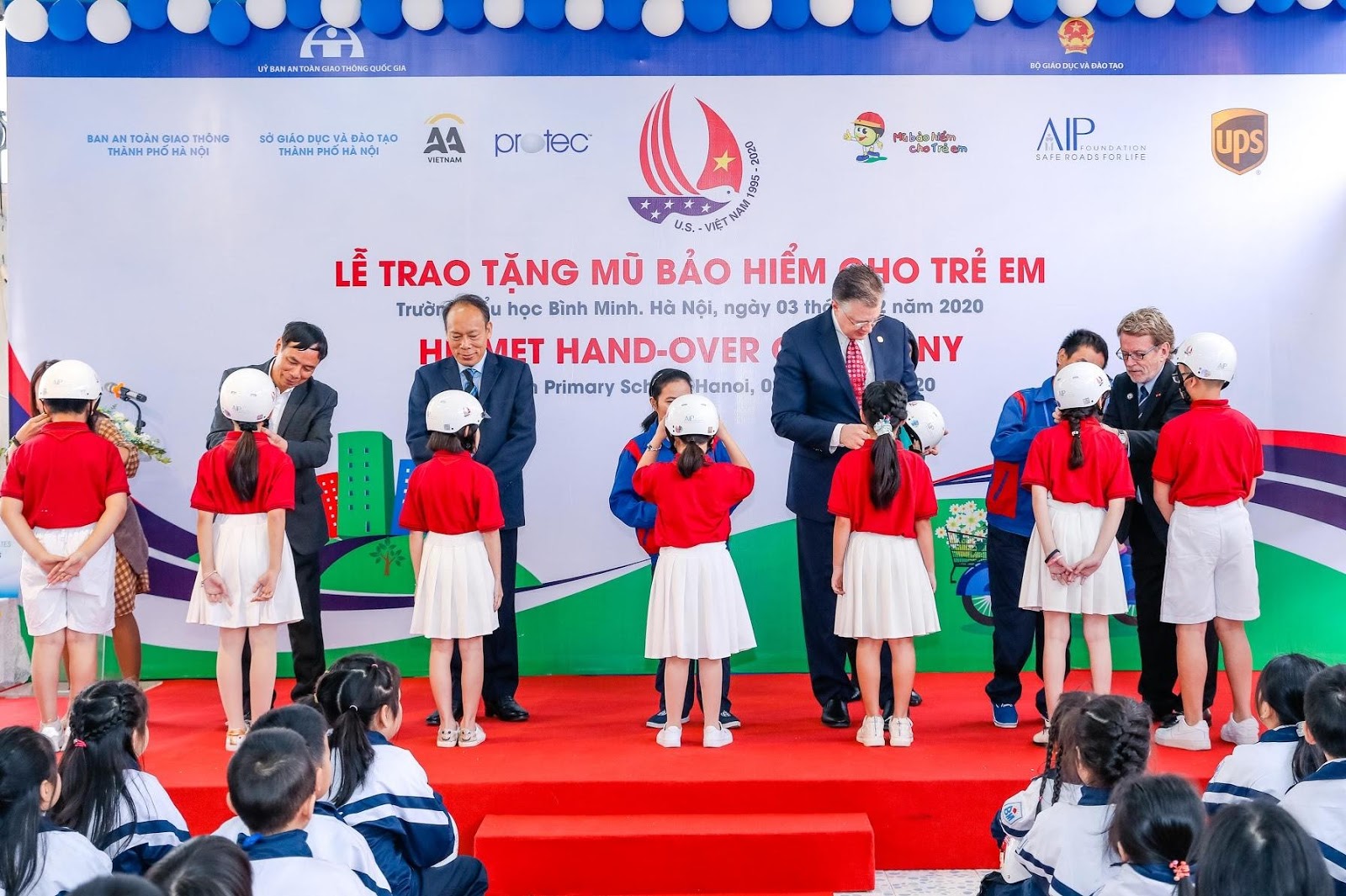 Kỷ niệm ngày Quốc tế Người khuyết tật 2020  Trao tặng “ Mũ bảo hiểm cho trẻ em”  trường Tiểu học Bình Minh – Hà Nội 2