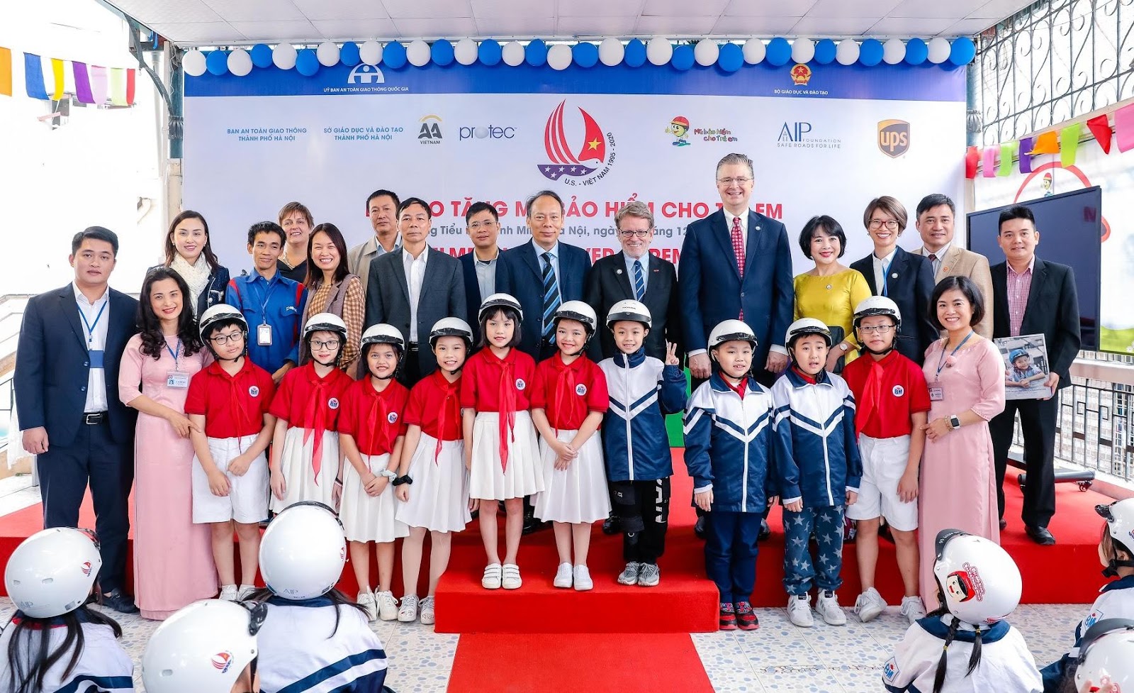 Kỷ niệm ngày Quốc tế Người khuyết tật 2020  Trao tặng “ Mũ bảo hiểm cho trẻ em”  trường Tiểu học Bình Minh – Hà Nội 3