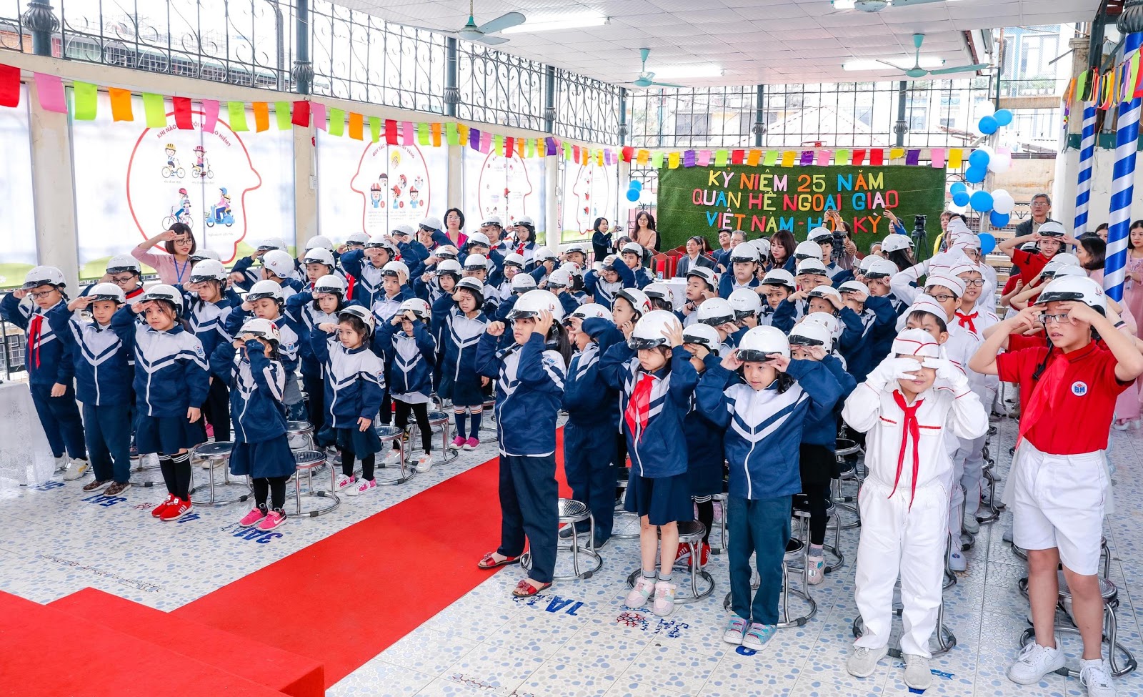 Kỷ niệm ngày Quốc tế Người khuyết tật 2020  Trao tặng “ Mũ bảo hiểm cho trẻ em”  trường Tiểu học Bình Minh – Hà Nội 4