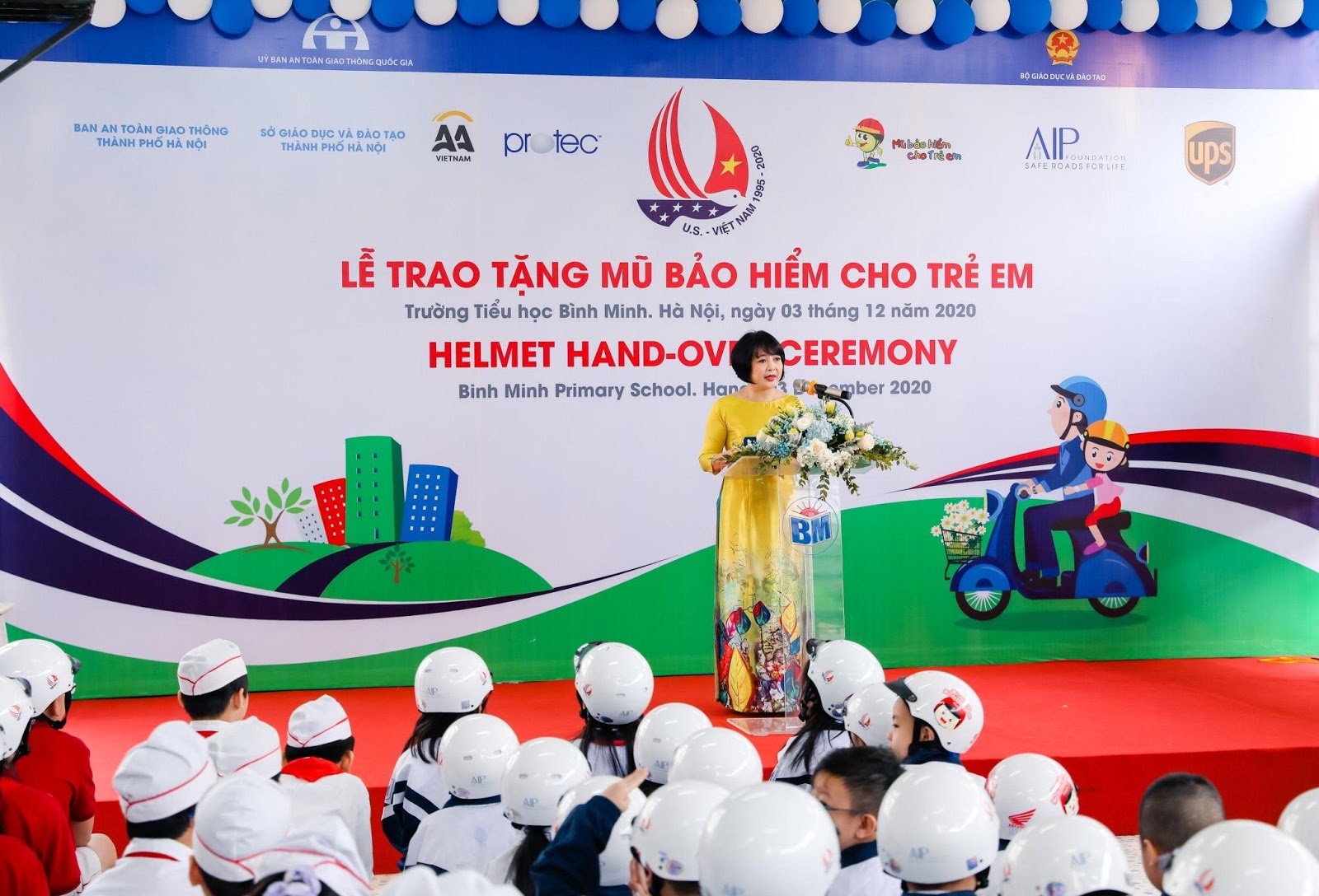 Kỷ niệm ngày Quốc tế Người khuyết tật 2020  Trao tặng “ Mũ bảo hiểm cho trẻ em”  trường Tiểu học Bình Minh – Hà Nội 5