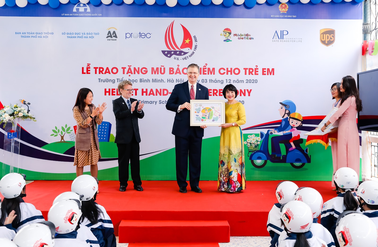 Kỷ niệm ngày Quốc tế Người khuyết tật 2020  Trao tặng “ Mũ bảo hiểm cho trẻ em”  trường Tiểu học Bình Minh – Hà Nội 6