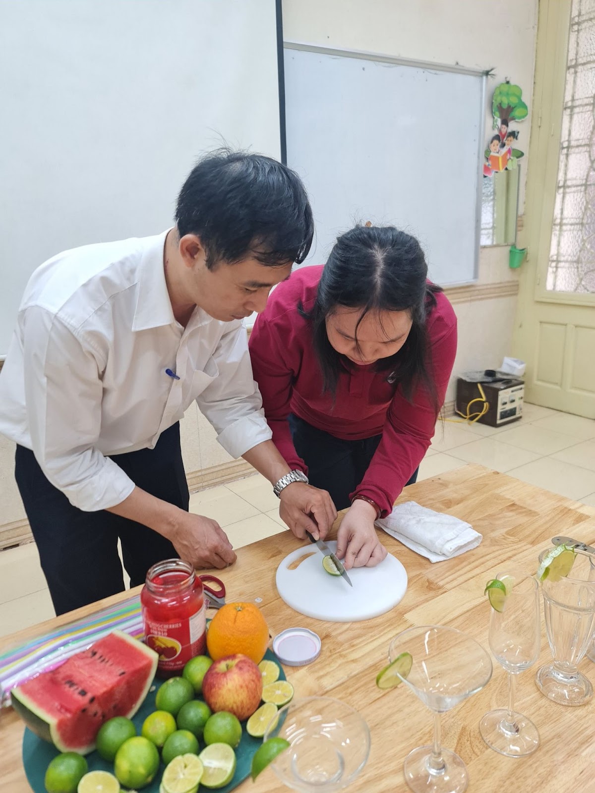 “NÂNG BƯỚC CON VÀO ĐỜI”  - LỚP HỌC PHA CHẾ ĐẶC BIỆT CỦA CÁC BẠN HỌC SINH LỚP HƯỚNG NGHIỆP TRƯỜNG TIỂU HỌC BÌNH MINH 1