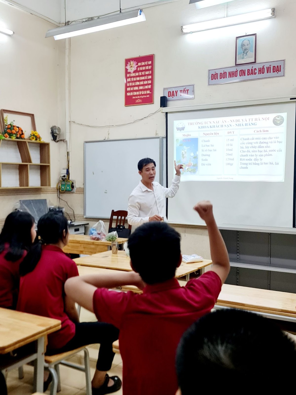 “NÂNG BƯỚC CON VÀO ĐỜI”  - LỚP HỌC PHA CHẾ ĐẶC BIỆT CỦA CÁC BẠN HỌC SINH LỚP HƯỚNG NGHIỆP TRƯỜNG TIỂU HỌC BÌNH MINH 10