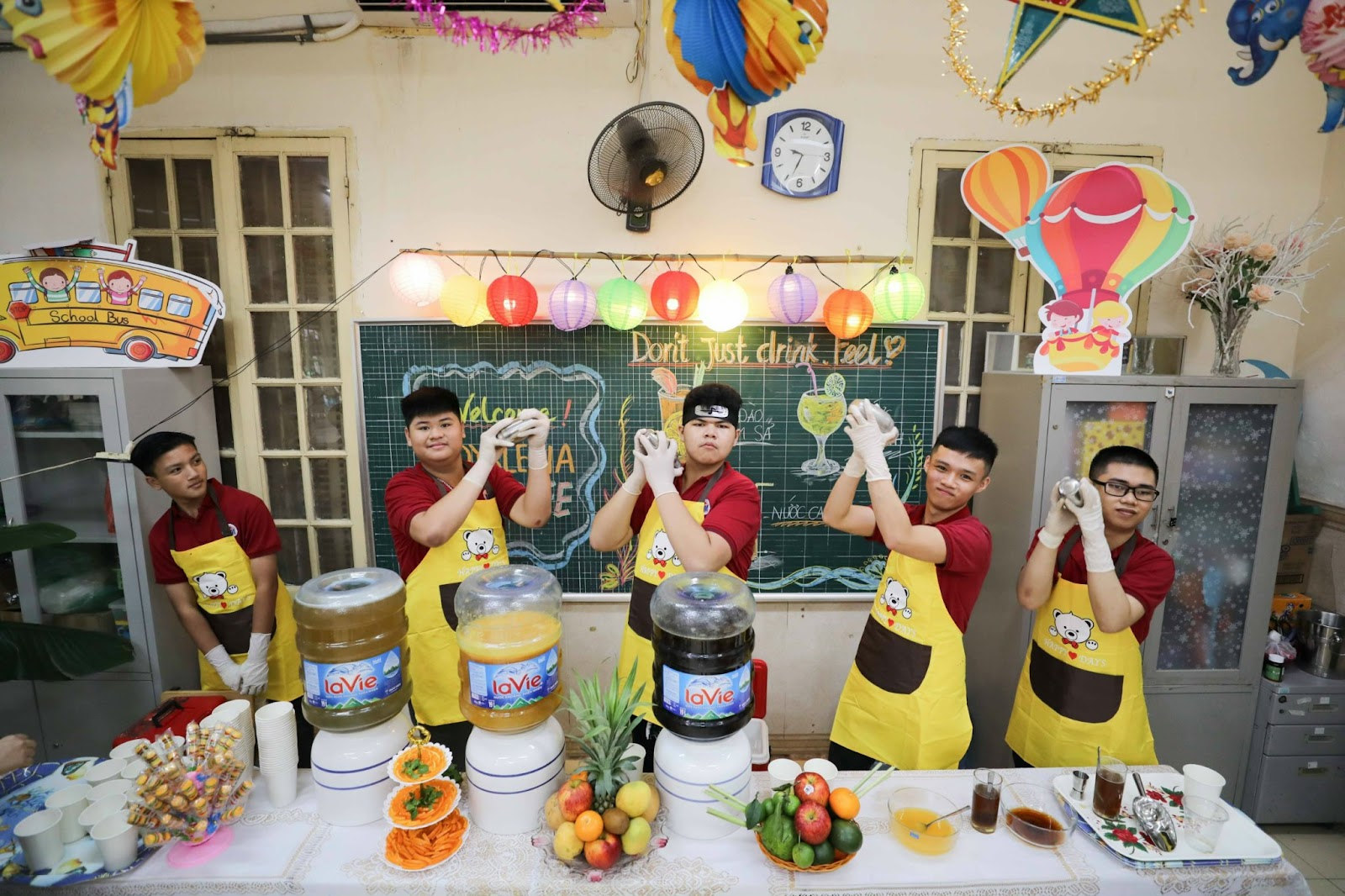 “NÂNG BƯỚC CON VÀO ĐỜI”  - LỚP HỌC PHA CHẾ ĐẶC BIỆT CỦA CÁC BẠN HỌC SINH LỚP HƯỚNG NGHIỆP TRƯỜNG TIỂU HỌC BÌNH MINH 12