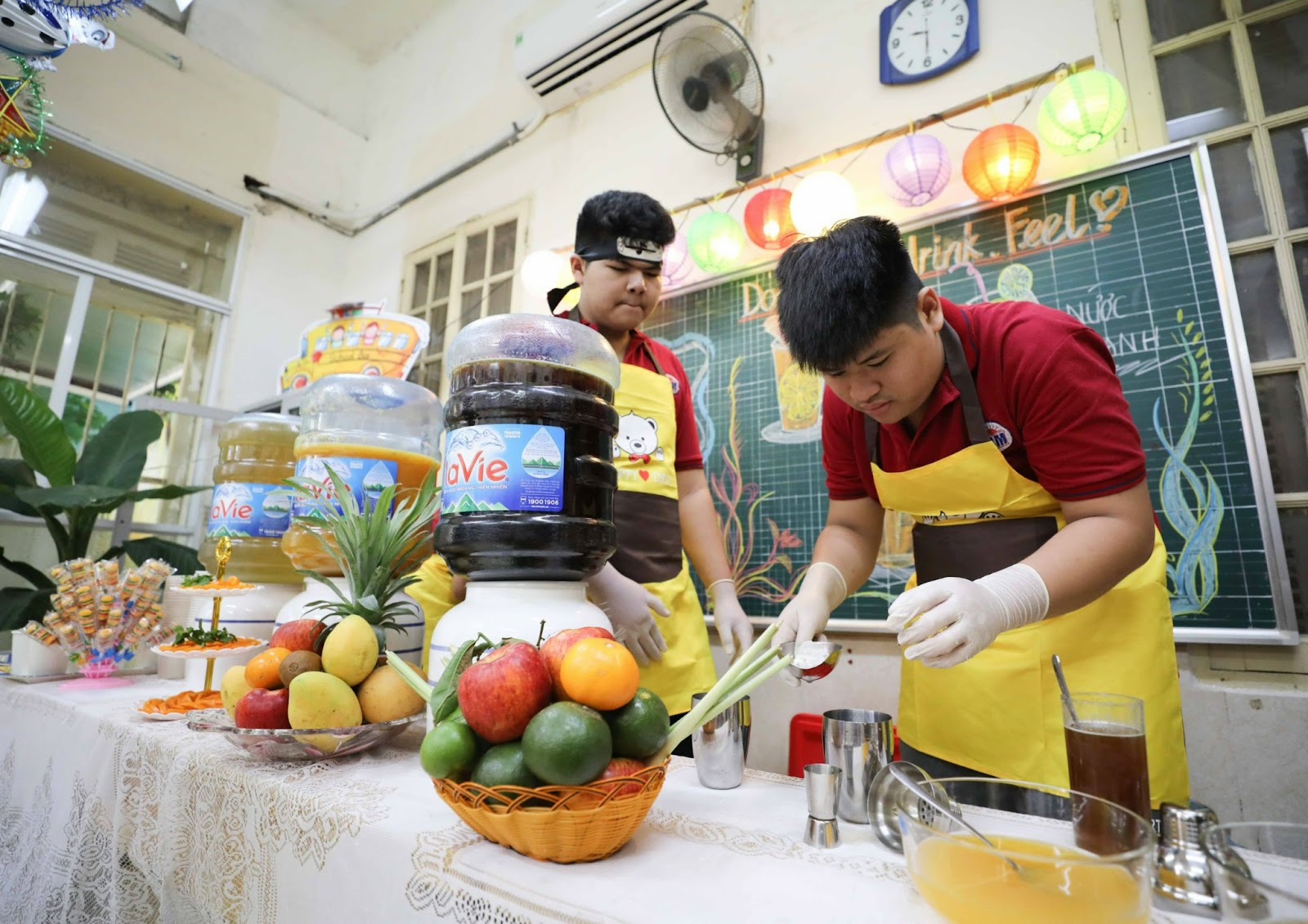 “NÂNG BƯỚC CON VÀO ĐỜI”  - LỚP HỌC PHA CHẾ ĐẶC BIỆT CỦA CÁC BẠN HỌC SINH LỚP HƯỚNG NGHIỆP TRƯỜNG TIỂU HỌC BÌNH MINH 13