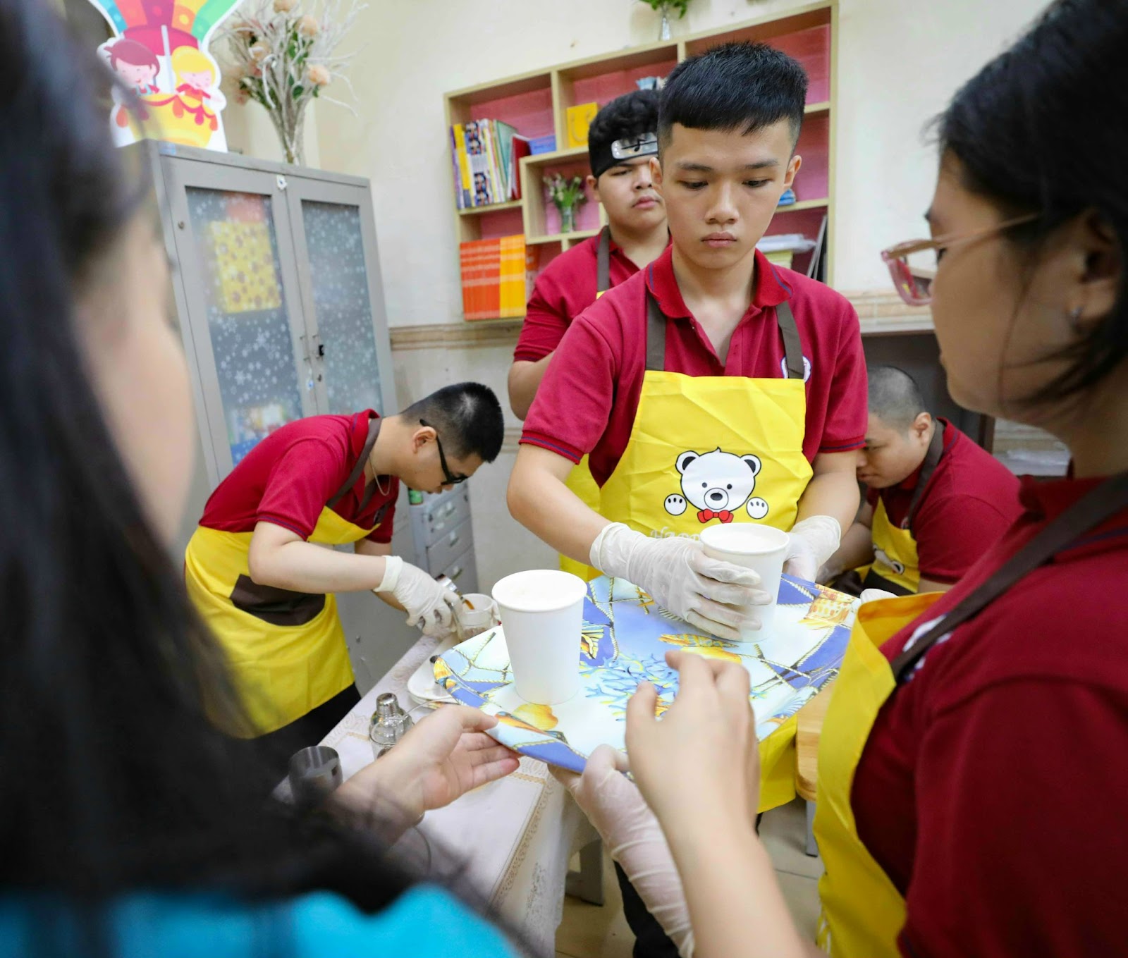 “NÂNG BƯỚC CON VÀO ĐỜI”  - LỚP HỌC PHA CHẾ ĐẶC BIỆT CỦA CÁC BẠN HỌC SINH LỚP HƯỚNG NGHIỆP TRƯỜNG TIỂU HỌC BÌNH MINH 16