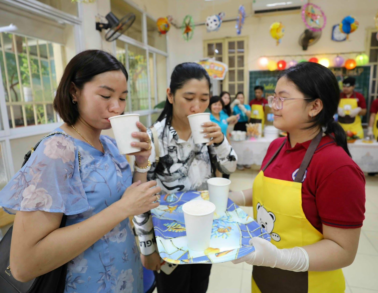 “NÂNG BƯỚC CON VÀO ĐỜI”  - LỚP HỌC PHA CHẾ ĐẶC BIỆT CỦA CÁC BẠN HỌC SINH LỚP HƯỚNG NGHIỆP TRƯỜNG TIỂU HỌC BÌNH MINH 17