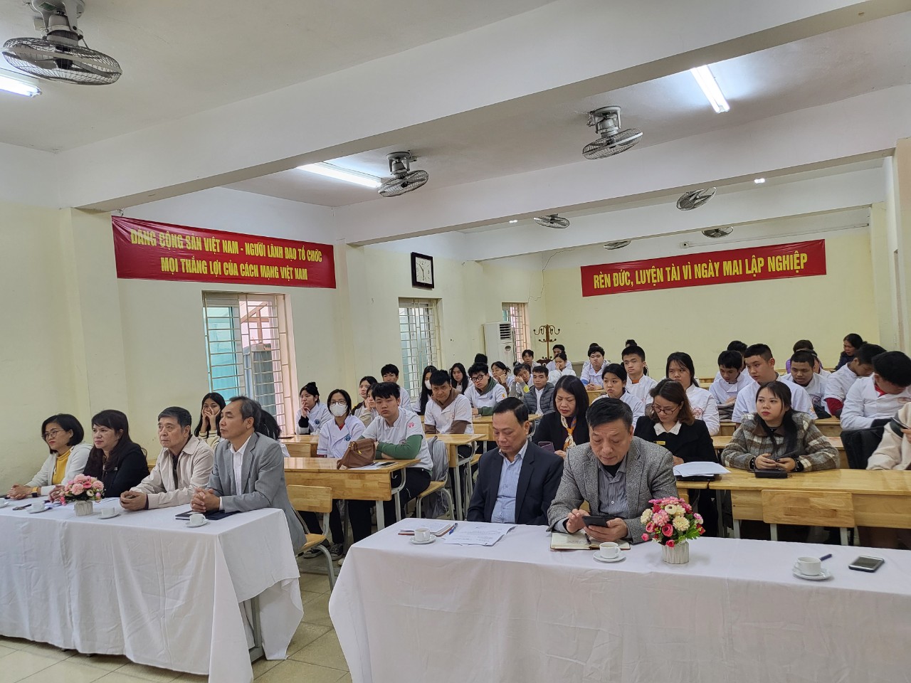 “NÂNG BƯỚC CON VÀO ĐỜI”  - LỚP HỌC PHA CHẾ ĐẶC BIỆT CỦA CÁC BẠN HỌC SINH LỚP HƯỚNG NGHIỆP TRƯỜNG TIỂU HỌC BÌNH MINH 19