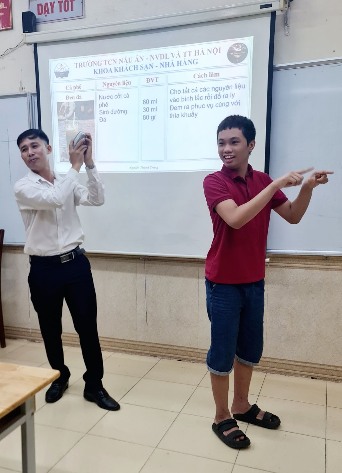 “NÂNG BƯỚC CON VÀO ĐỜI”  - LỚP HỌC PHA CHẾ ĐẶC BIỆT CỦA CÁC BẠN HỌC SINH LỚP HƯỚNG NGHIỆP TRƯỜNG TIỂU HỌC BÌNH MINH 2