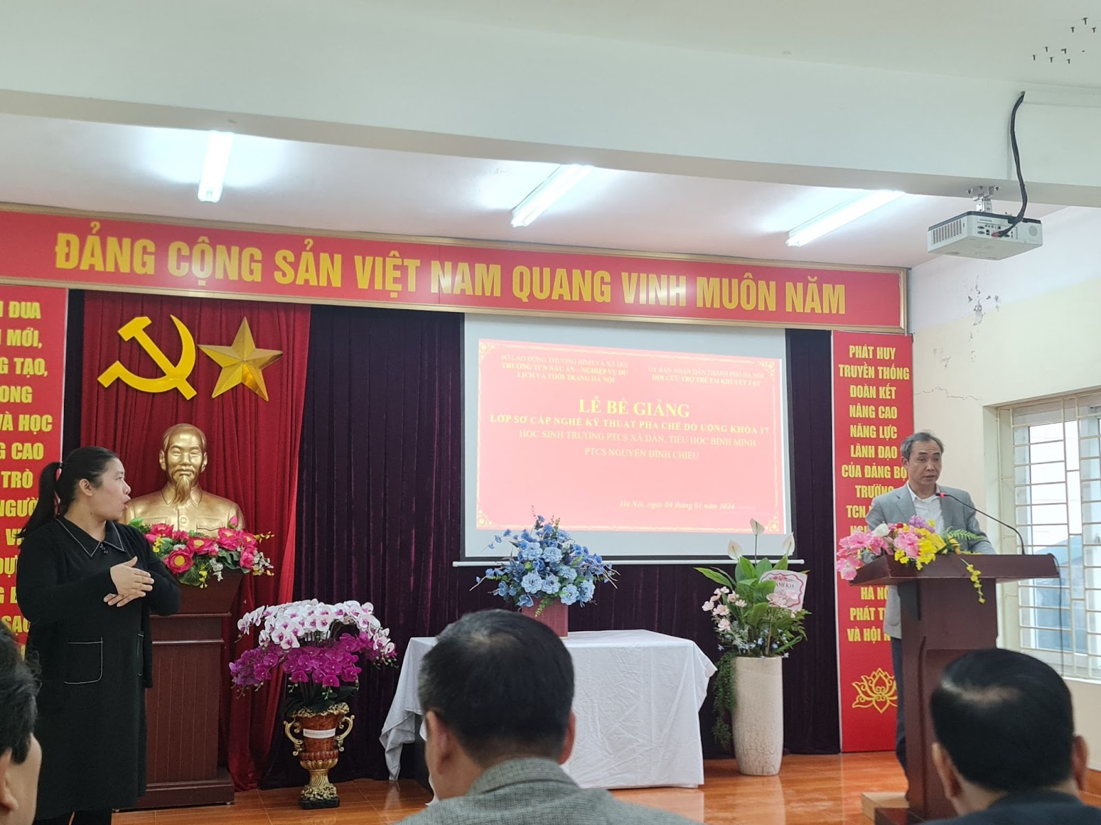 “NÂNG BƯỚC CON VÀO ĐỜI”  - LỚP HỌC PHA CHẾ ĐẶC BIỆT CỦA CÁC BẠN HỌC SINH LỚP HƯỚNG NGHIỆP TRƯỜNG TIỂU HỌC BÌNH MINH 20