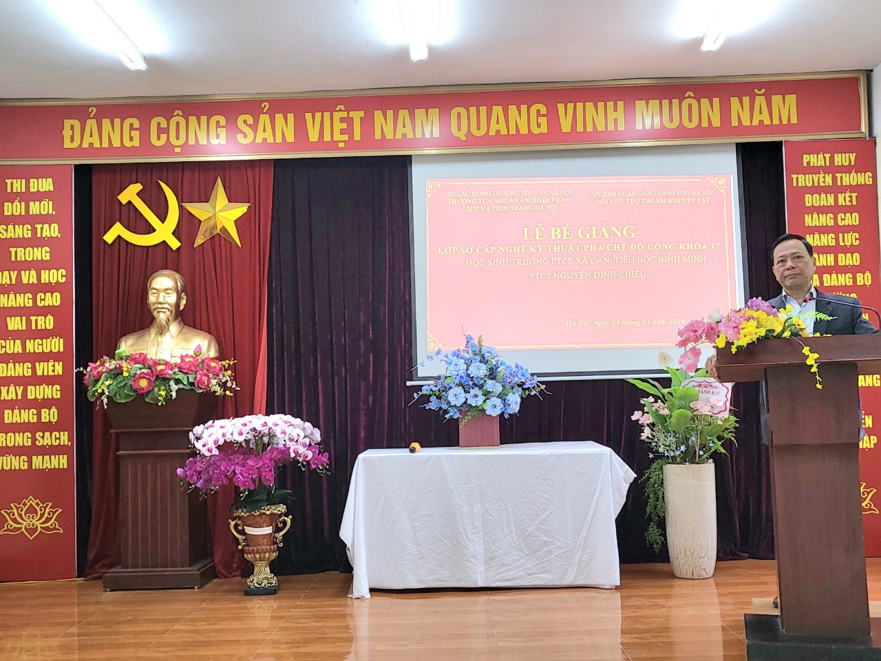 “NÂNG BƯỚC CON VÀO ĐỜI”  - LỚP HỌC PHA CHẾ ĐẶC BIỆT CỦA CÁC BẠN HỌC SINH LỚP HƯỚNG NGHIỆP TRƯỜNG TIỂU HỌC BÌNH MINH 21