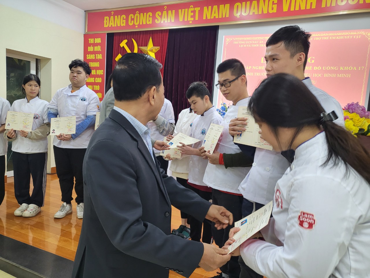 “NÂNG BƯỚC CON VÀO ĐỜI”  - LỚP HỌC PHA CHẾ ĐẶC BIỆT CỦA CÁC BẠN HỌC SINH LỚP HƯỚNG NGHIỆP TRƯỜNG TIỂU HỌC BÌNH MINH 22