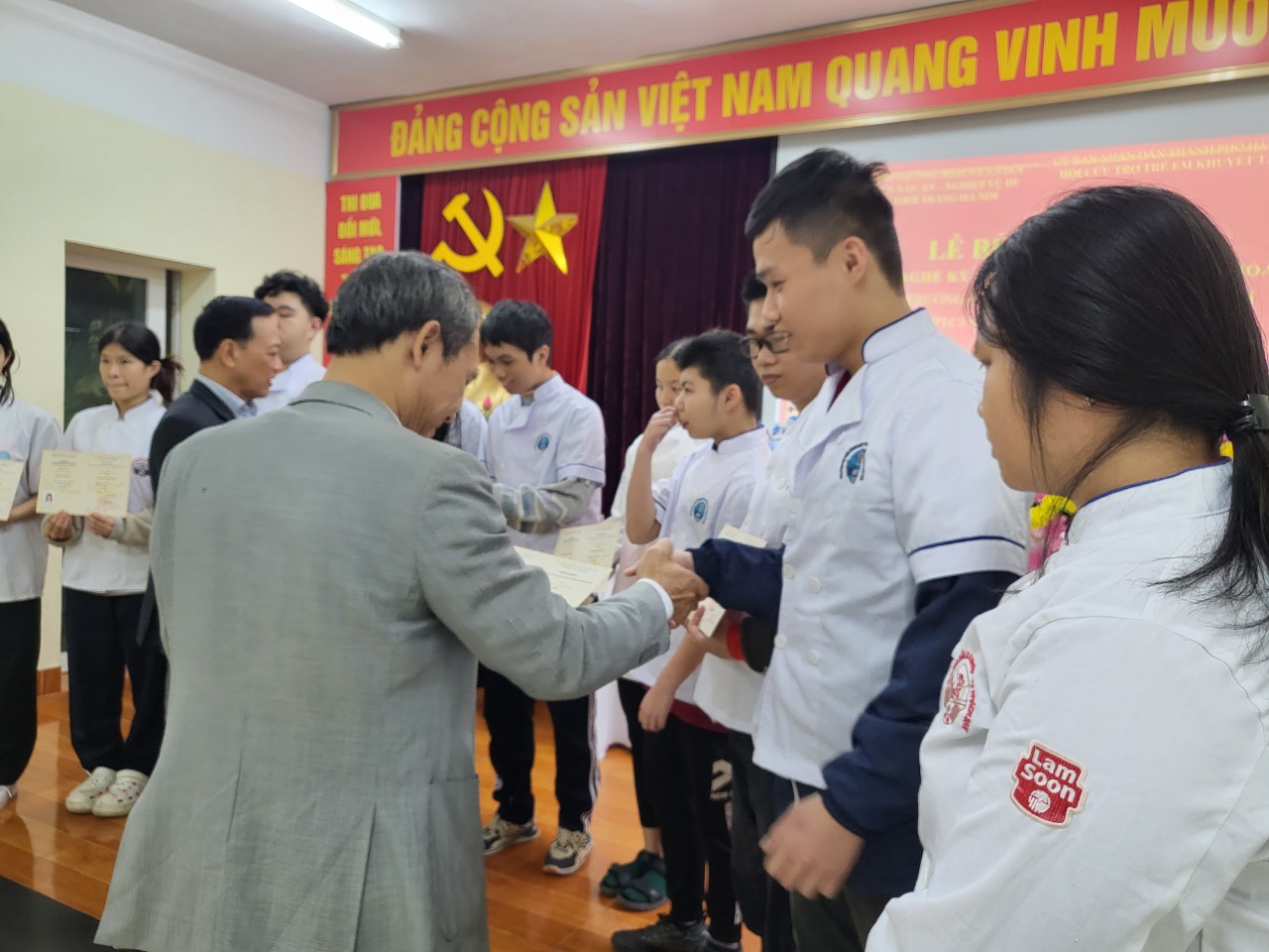 “NÂNG BƯỚC CON VÀO ĐỜI”  - LỚP HỌC PHA CHẾ ĐẶC BIỆT CỦA CÁC BẠN HỌC SINH LỚP HƯỚNG NGHIỆP TRƯỜNG TIỂU HỌC BÌNH MINH 23