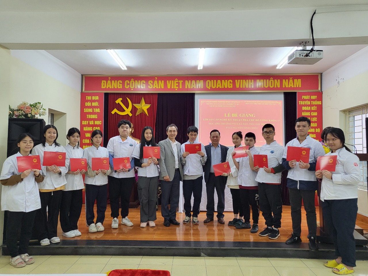 “NÂNG BƯỚC CON VÀO ĐỜI”  - LỚP HỌC PHA CHẾ ĐẶC BIỆT CỦA CÁC BẠN HỌC SINH LỚP HƯỚNG NGHIỆP TRƯỜNG TIỂU HỌC BÌNH MINH 24