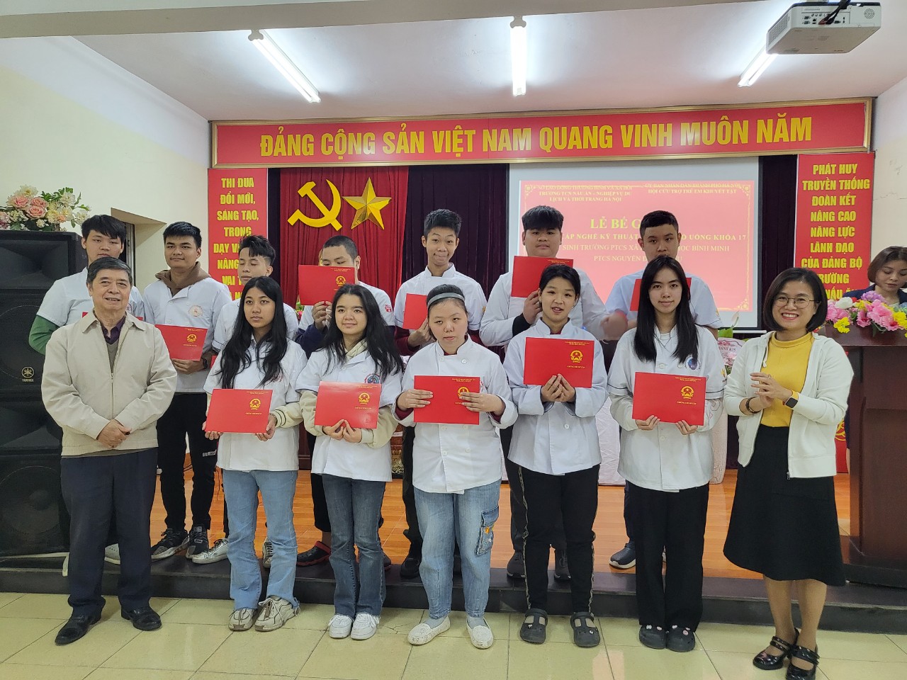 “NÂNG BƯỚC CON VÀO ĐỜI”  - LỚP HỌC PHA CHẾ ĐẶC BIỆT CỦA CÁC BẠN HỌC SINH LỚP HƯỚNG NGHIỆP TRƯỜNG TIỂU HỌC BÌNH MINH 25