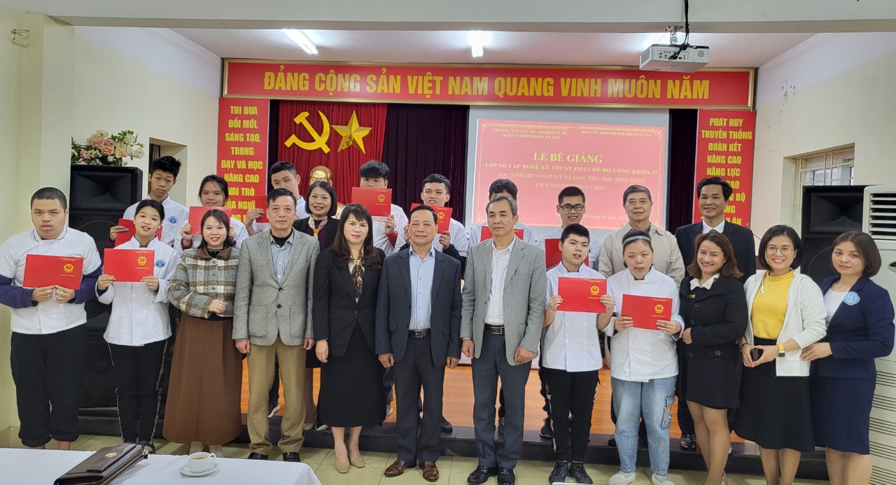 “NÂNG BƯỚC CON VÀO ĐỜI”  - LỚP HỌC PHA CHẾ ĐẶC BIỆT CỦA CÁC BẠN HỌC SINH LỚP HƯỚNG NGHIỆP TRƯỜNG TIỂU HỌC BÌNH MINH 26