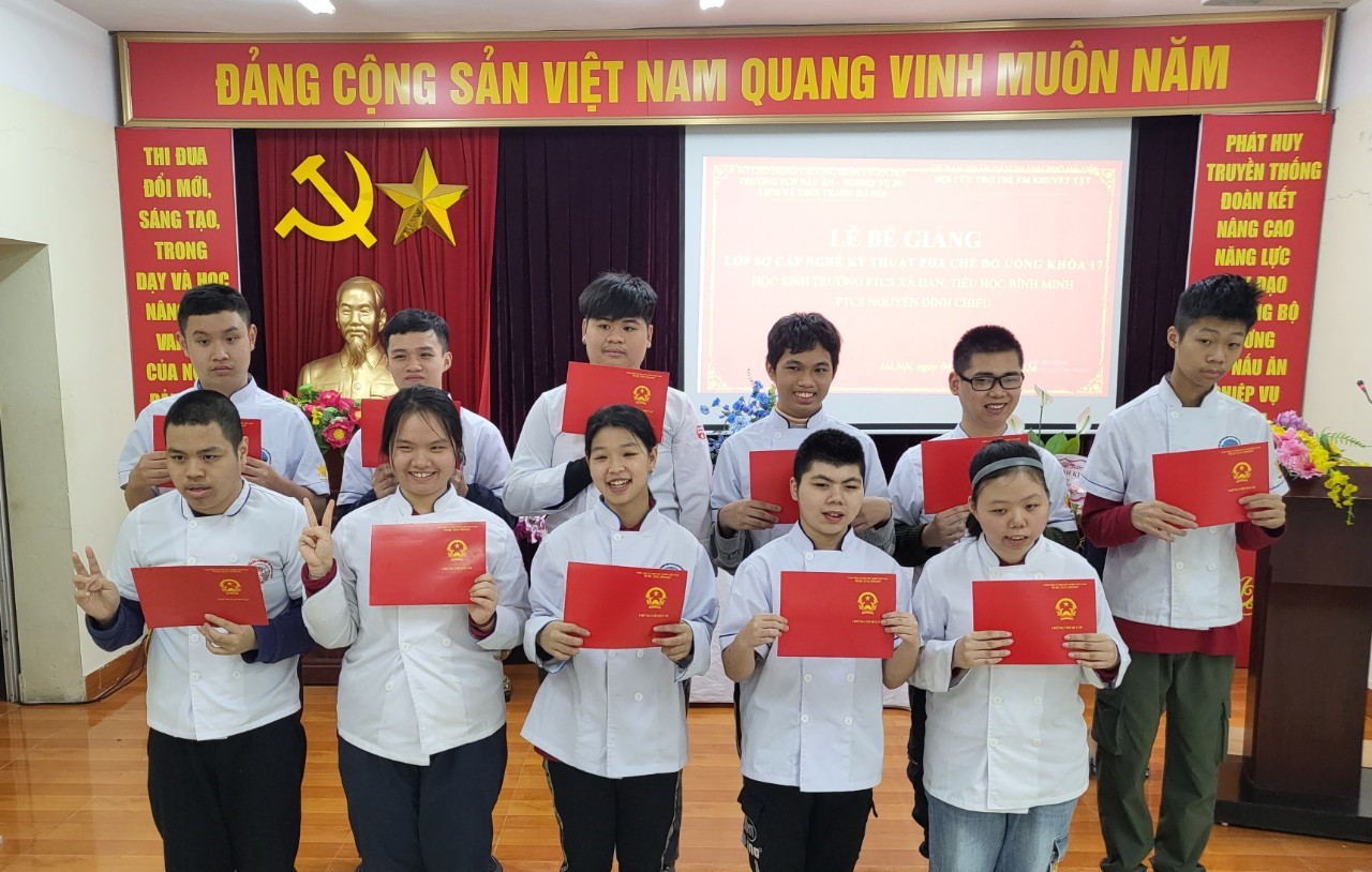“NÂNG BƯỚC CON VÀO ĐỜI”  - LỚP HỌC PHA CHẾ ĐẶC BIỆT CỦA CÁC BẠN HỌC SINH LỚP HƯỚNG NGHIỆP TRƯỜNG TIỂU HỌC BÌNH MINH 27