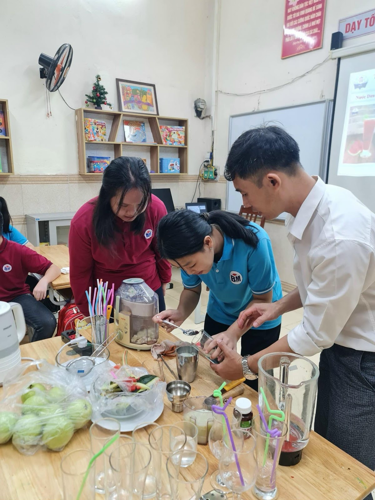 “NÂNG BƯỚC CON VÀO ĐỜI”  - LỚP HỌC PHA CHẾ ĐẶC BIỆT CỦA CÁC BẠN HỌC SINH LỚP HƯỚNG NGHIỆP TRƯỜNG TIỂU HỌC BÌNH MINH 3