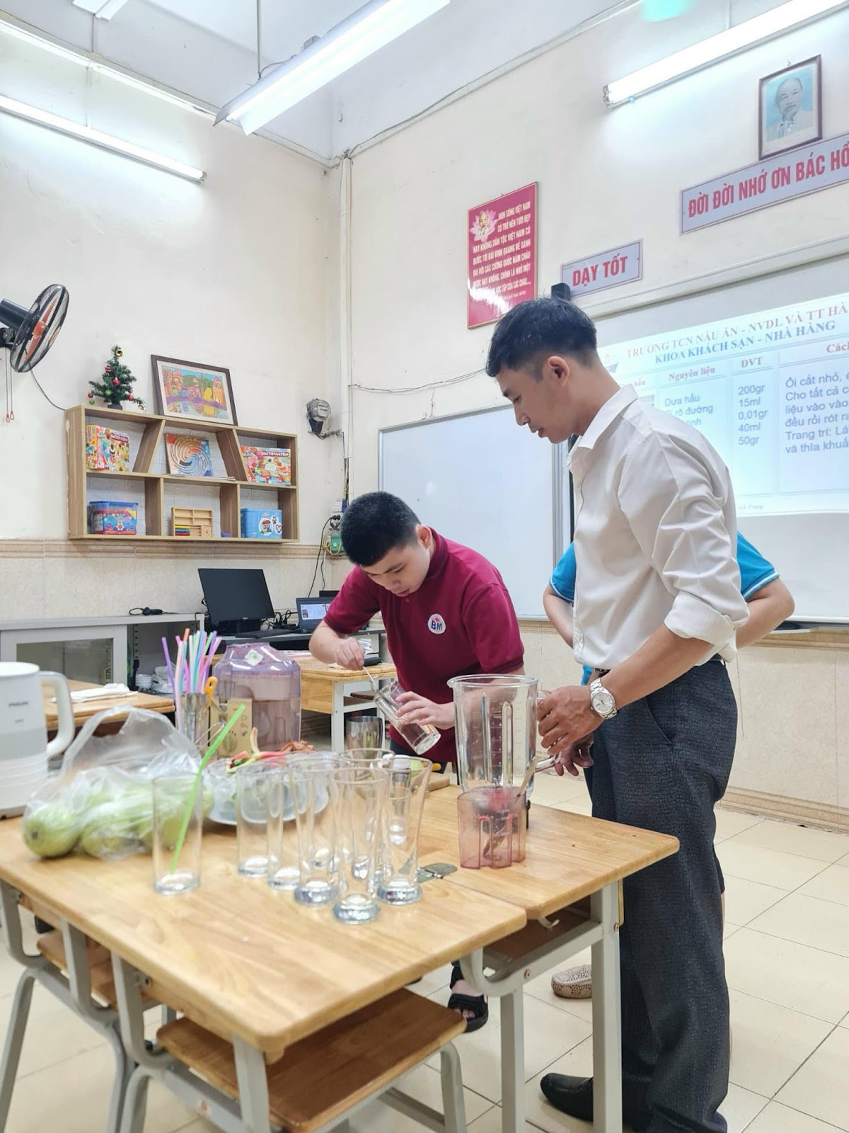 “NÂNG BƯỚC CON VÀO ĐỜI”  - LỚP HỌC PHA CHẾ ĐẶC BIỆT CỦA CÁC BẠN HỌC SINH LỚP HƯỚNG NGHIỆP TRƯỜNG TIỂU HỌC BÌNH MINH