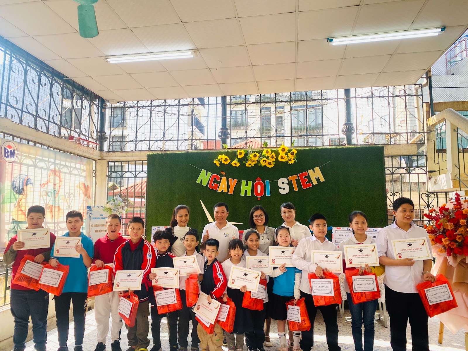 NGÀY HỘI STEM CẤP TIỂU HỌC NĂM HỌC 2023 - 2024 - ĐÁNH THỨC ĐAM MÊ, KHƠI NGUỒN SÁNG TẠO