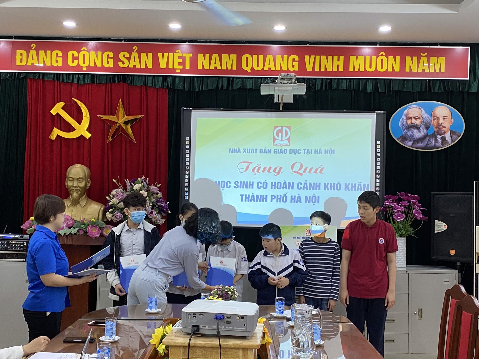 TẶNG QUÀ CHO HỌC SINH KHUYẾT TẬT THÀNH PHỐ HÀ NỘI 1