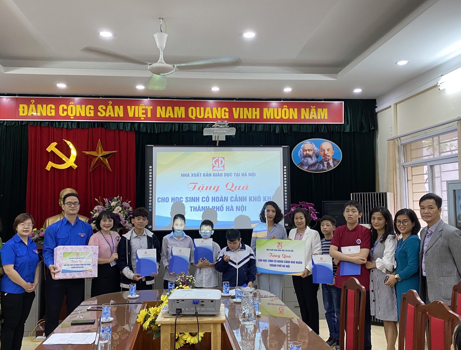 TẶNG QUÀ CHO HỌC SINH KHUYẾT TẬT THÀNH PHỐ HÀ NỘI 2