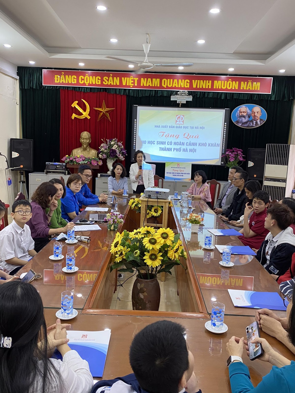 TẶNG QUÀ CHO HỌC SINH KHUYẾT TẬT THÀNH PHỐ HÀ NỘI 3