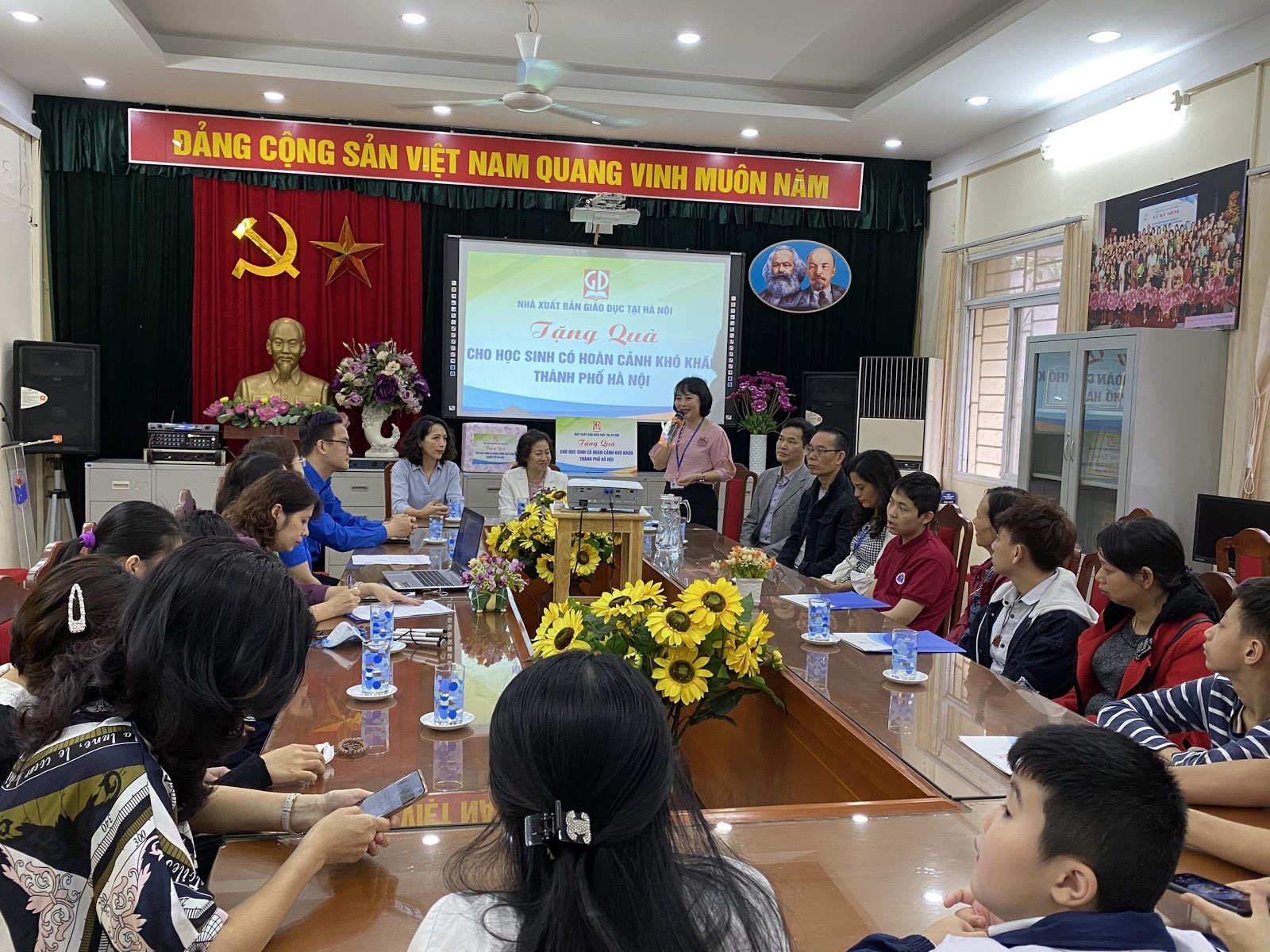 TẶNG QUÀ CHO HỌC SINH KHUYẾT TẬT THÀNH PHỐ HÀ NỘI 4