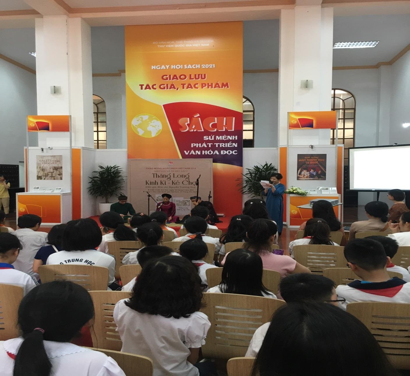 THAM GIA NGÀY HỘI SÁCH TẠI THƯ VIỆN QUỐC GIA VIỆT NAM 1