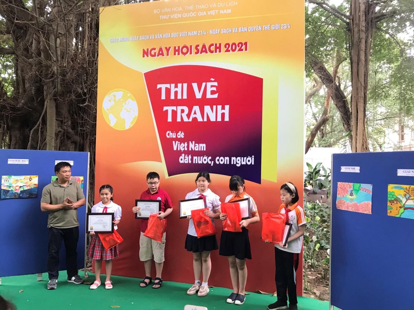 THAM GIA NGÀY HỘI SÁCH TẠI THƯ VIỆN QUỐC GIA VIỆT NAM 4